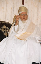Huzoor-e-Purnoor Saiyedna Saheb (TUS) Takht-e-Imaami par nishisht-farmaa che